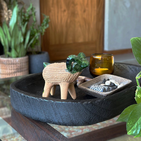 Batea de madera ovalada decorando mesa