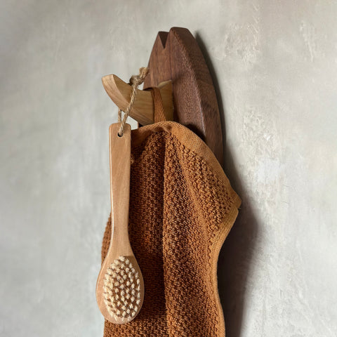 Perchero de madera de parota para colgar en la pared. Individual