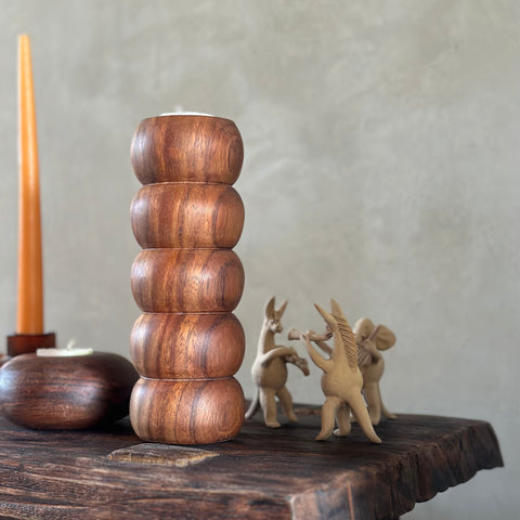 Porta velas de madera de parota con capacidad de 3 velas de té. Decorando mesa 