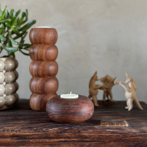 Porta vela de madera de parota con capacidad de 1 vela de té. Decorando repisa