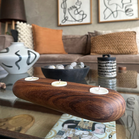 Porta velas de madera de parota con capacidad de 3 velas de té. Decorando una mesa