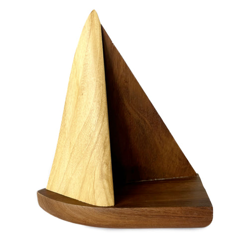 Velero 2 velas de madera de parota con fondo blanco
