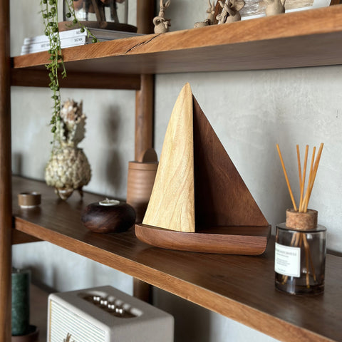 Velero de 2 velas de madera de parota decorando una repisa