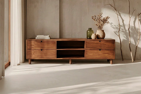 Cómo amueblar una sala de madera: credenza, mesa de centro y sillones