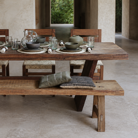 Banca de comedor Sayulita de madera de parota de 180 cm con acabado cardado.